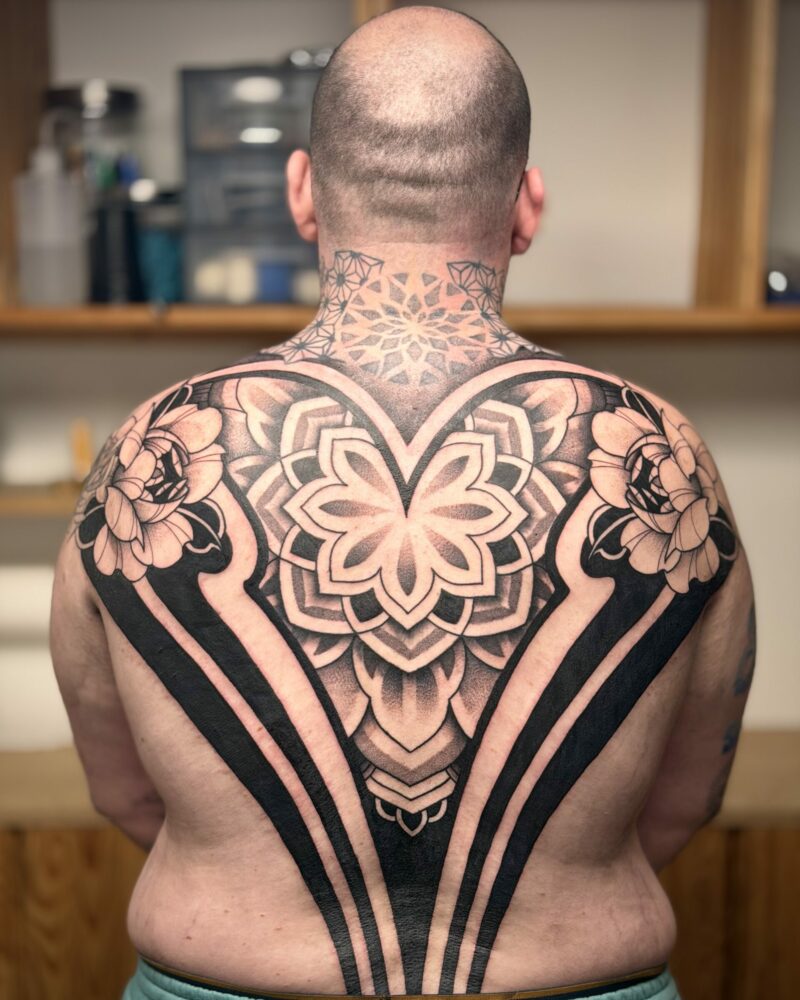 DOS GÉOMÉTRIQUE BLACKWORK