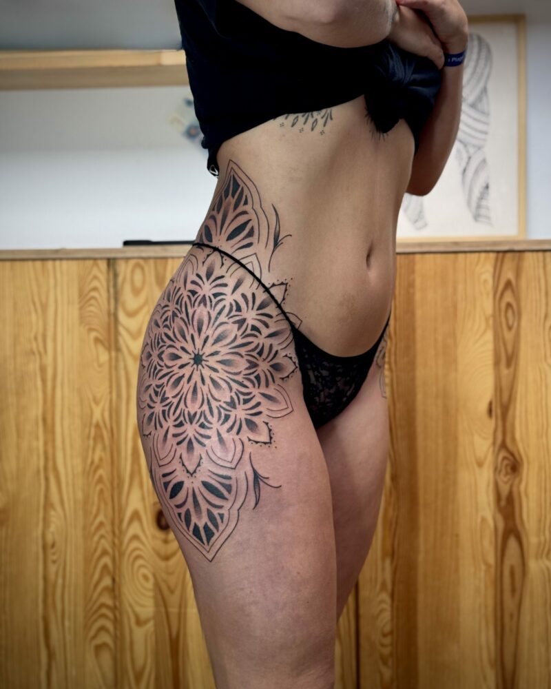 HANCHE DOTWORK GÉOMÉTRIQUE