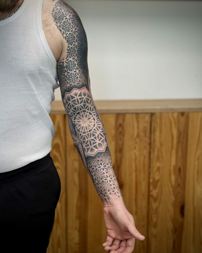 tatoueur Bordeaux pour projet géométrique ornemental préparé à distance