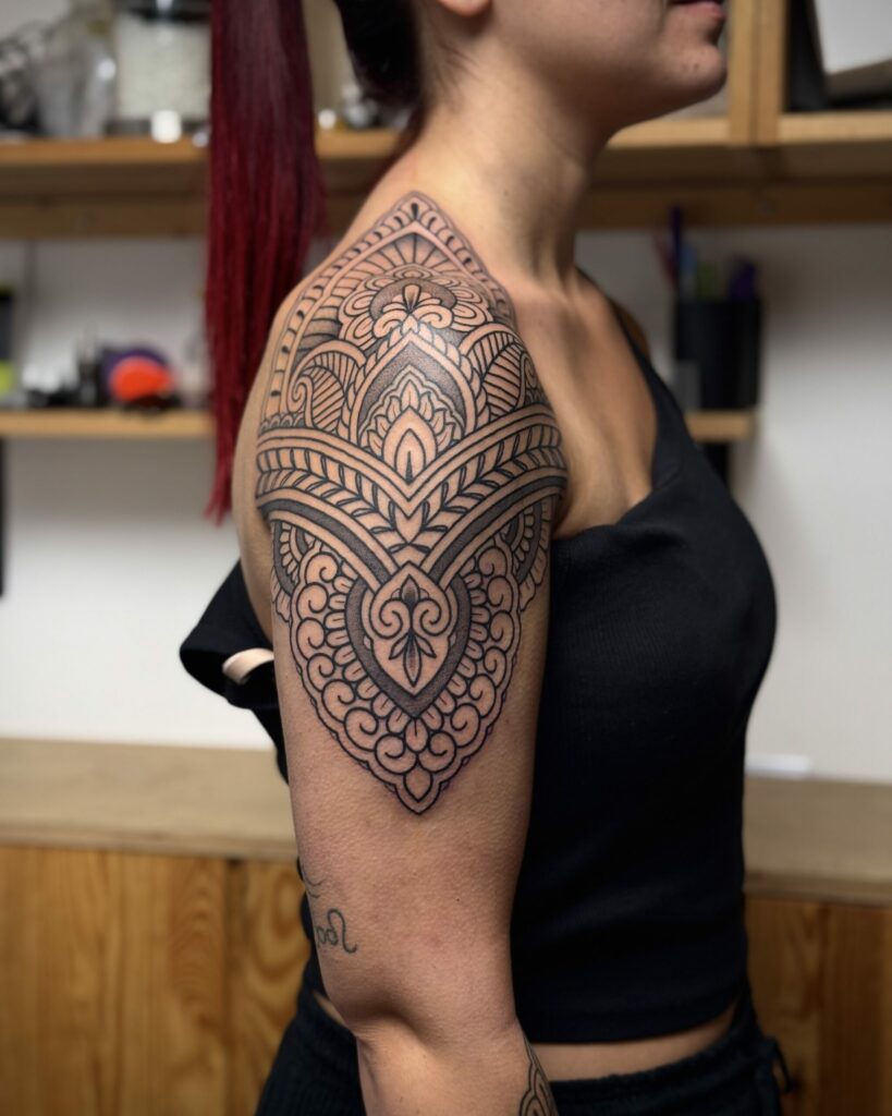 tatouage ornemental Landes épaule femme style mandala géométrique
